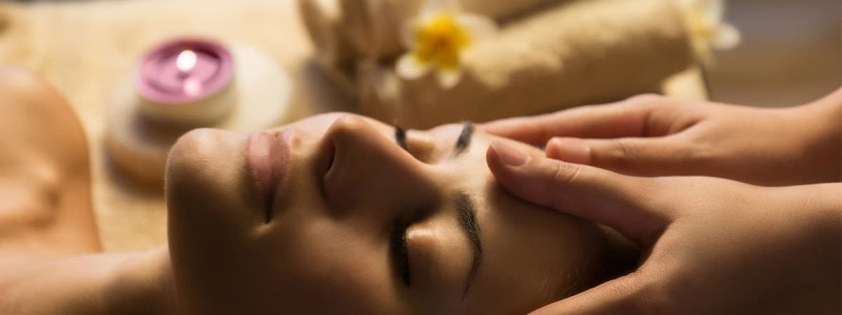 Looks Amaze Best for Makeup, Facial, Bridal Makeup, waxing home service