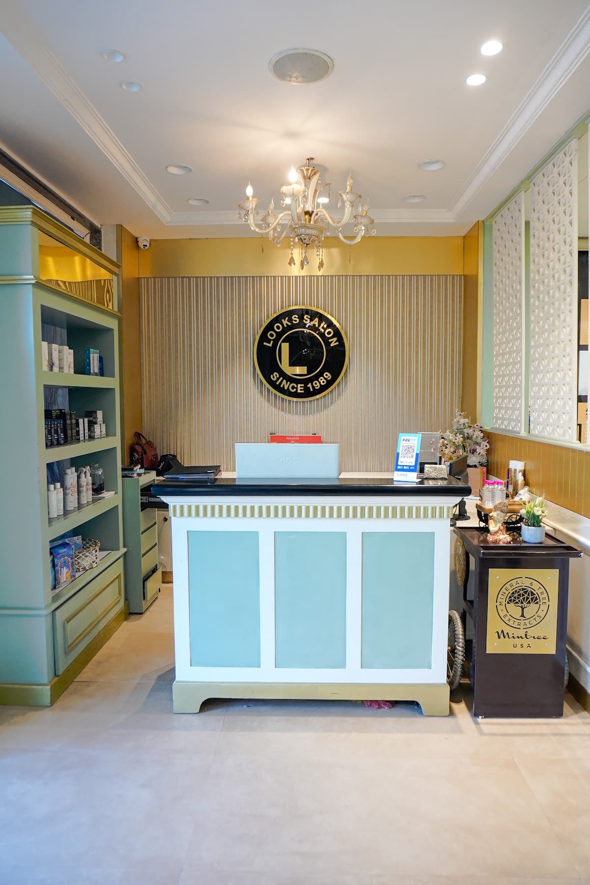 Looks salon