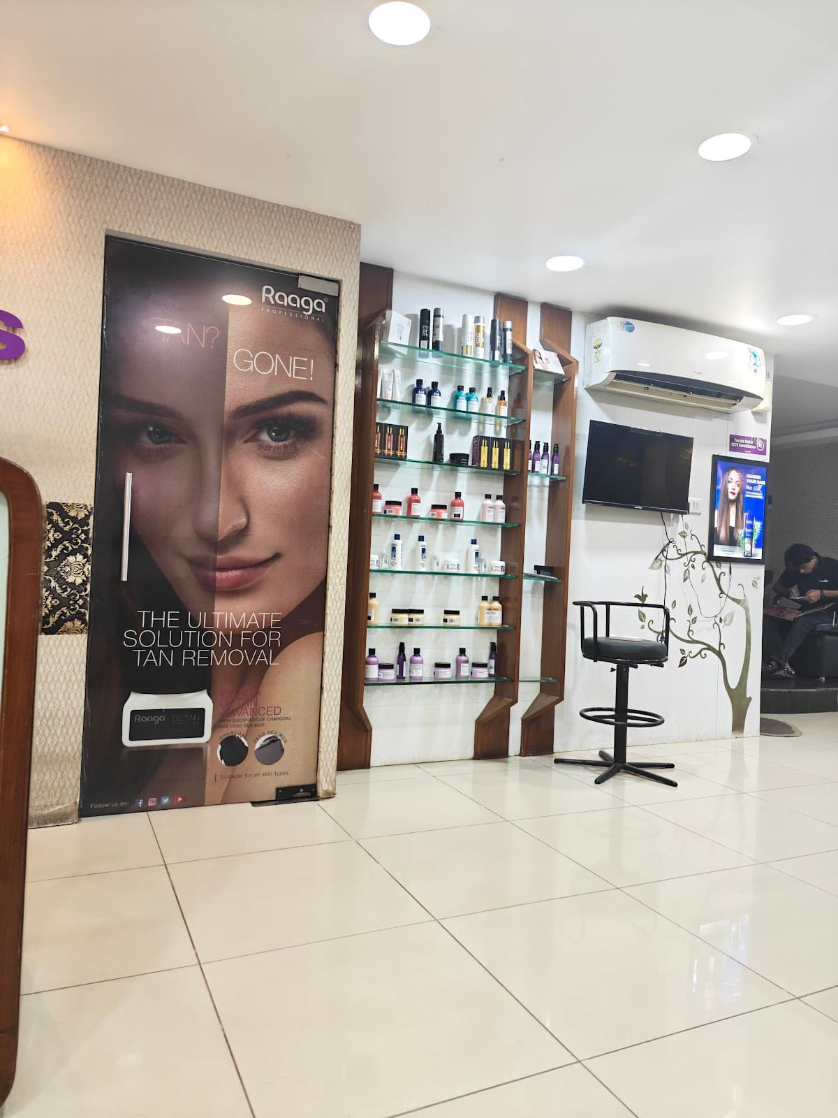 Naturals Salon Thanisandra